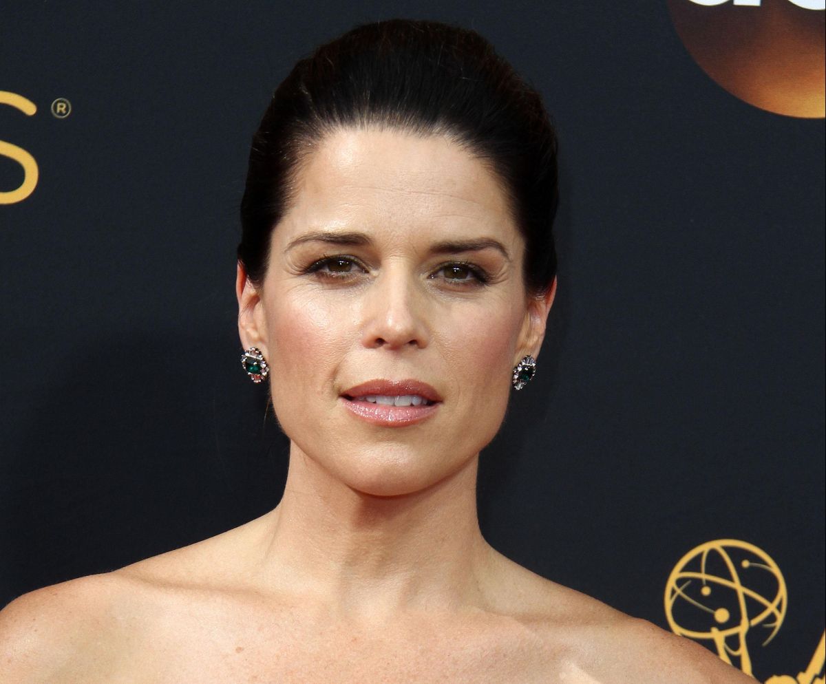 neve-campbell,-from-'screams',-was-attacked-by-a-bear-and-dragged-through-the-woods-on-the-set-of-a-movie