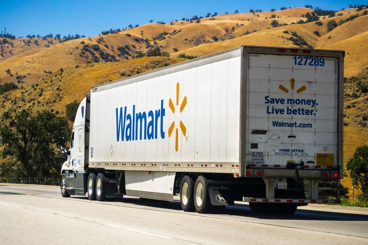 walmart-truck-driver-accuses-the-company-of-having-sexist-uniforms