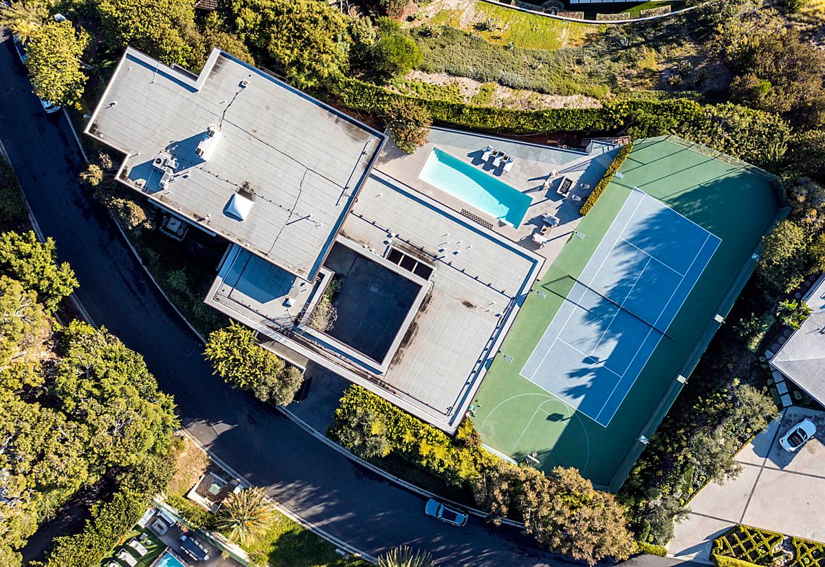 this-is-the-mansion-with-a-tennis-court-that-actor-david-spade-sells