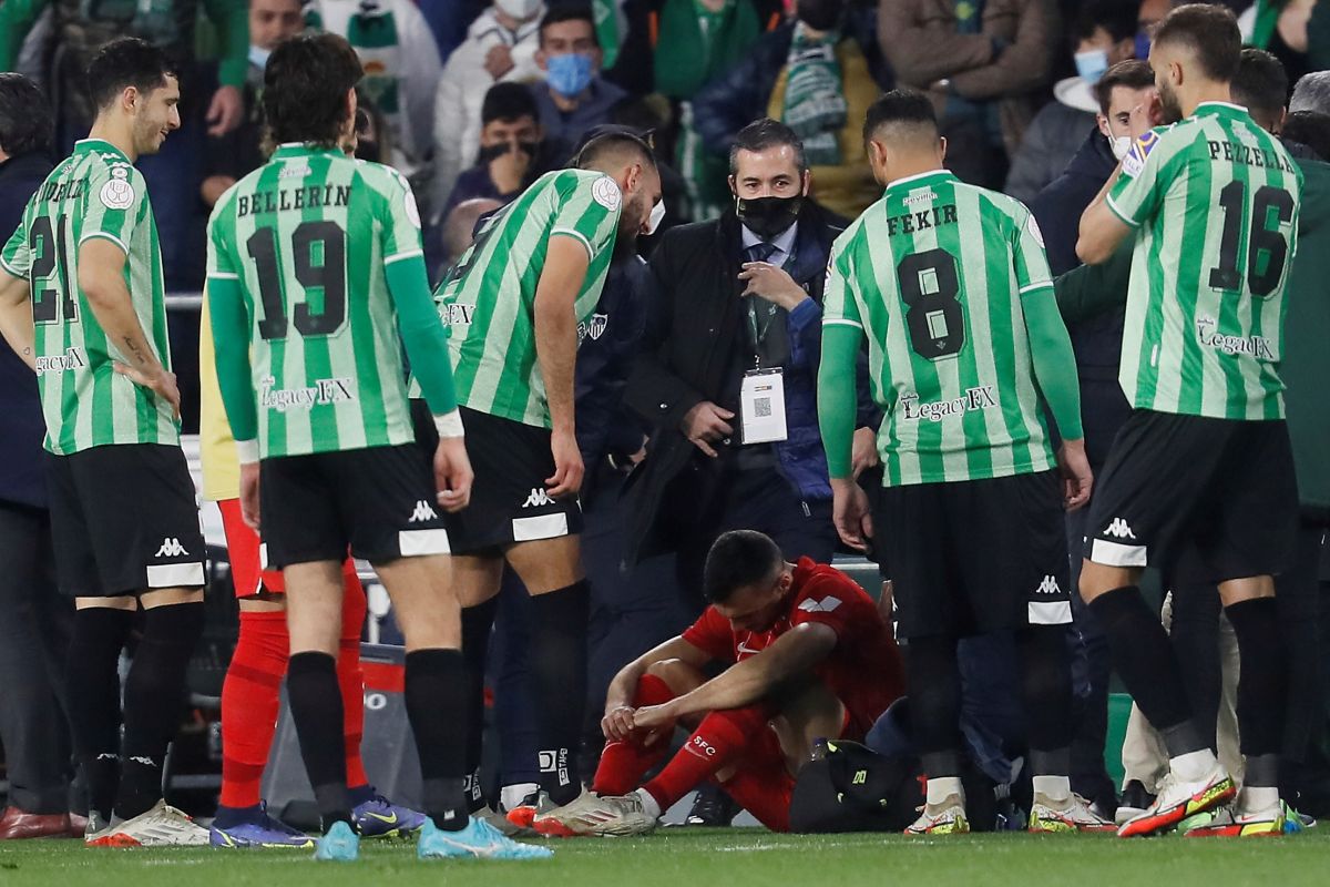 fanatic-threw-a-blunt-object-at-a-sevilla-player-against-betis-and-left-him-unconscious-[video]