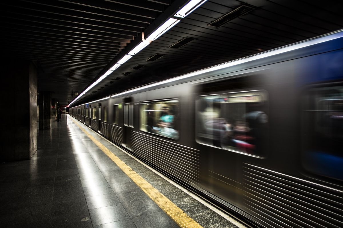 shocking:-woman-was-pushed-onto-the-tracks-of-the-brussels-metro-and-the-cameras-capture-the-aggressor