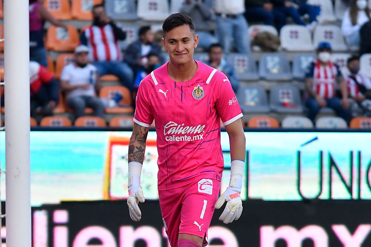 straight-to-the-worst-of-2022:-chivas-goalkeeper-gave-pachuca-the-easiest-goal-of-the-year-[video]