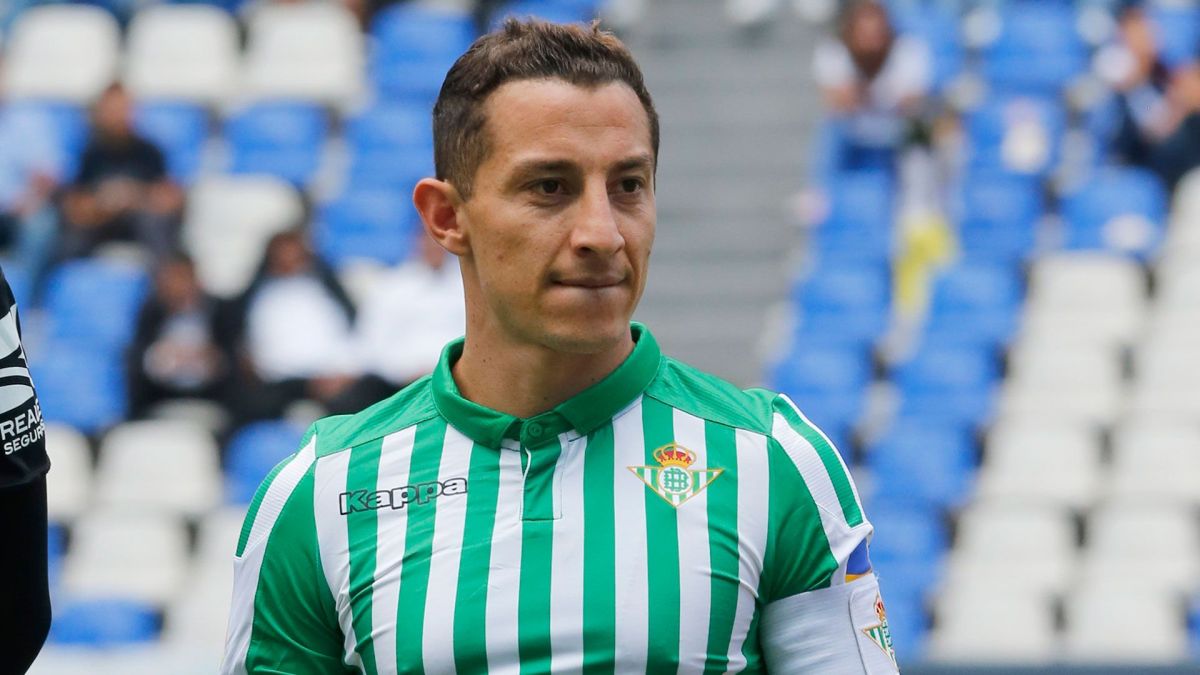 video:-andres-guardado-was-bottled-to-make-fun-of-the-aggression-against-joan-jordan-at-betis-sevilla