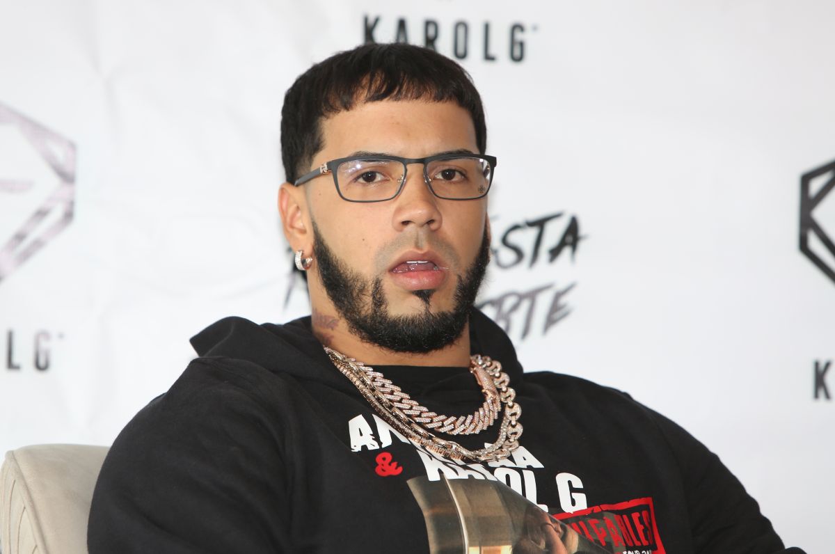 anuel-shows-off-his-expensive-clothes-again,-but-they-tell-him-that-he-better-learn-to-speak