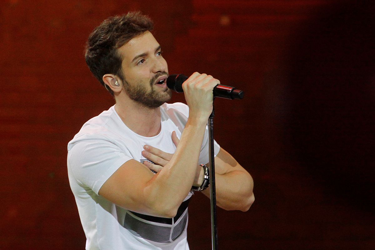 what-happened-to-pablo-alboran-with-his-falcon-underpants-at-the-latin-grammys