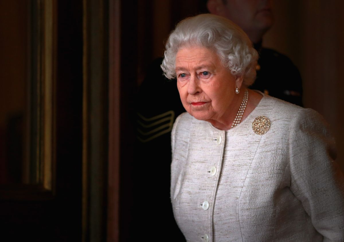 queen-elizabeth-ii-does-not-abandon-her-son-prince-andrew,-she-takes-away-everything-except-his-platinum-jubilee-medal