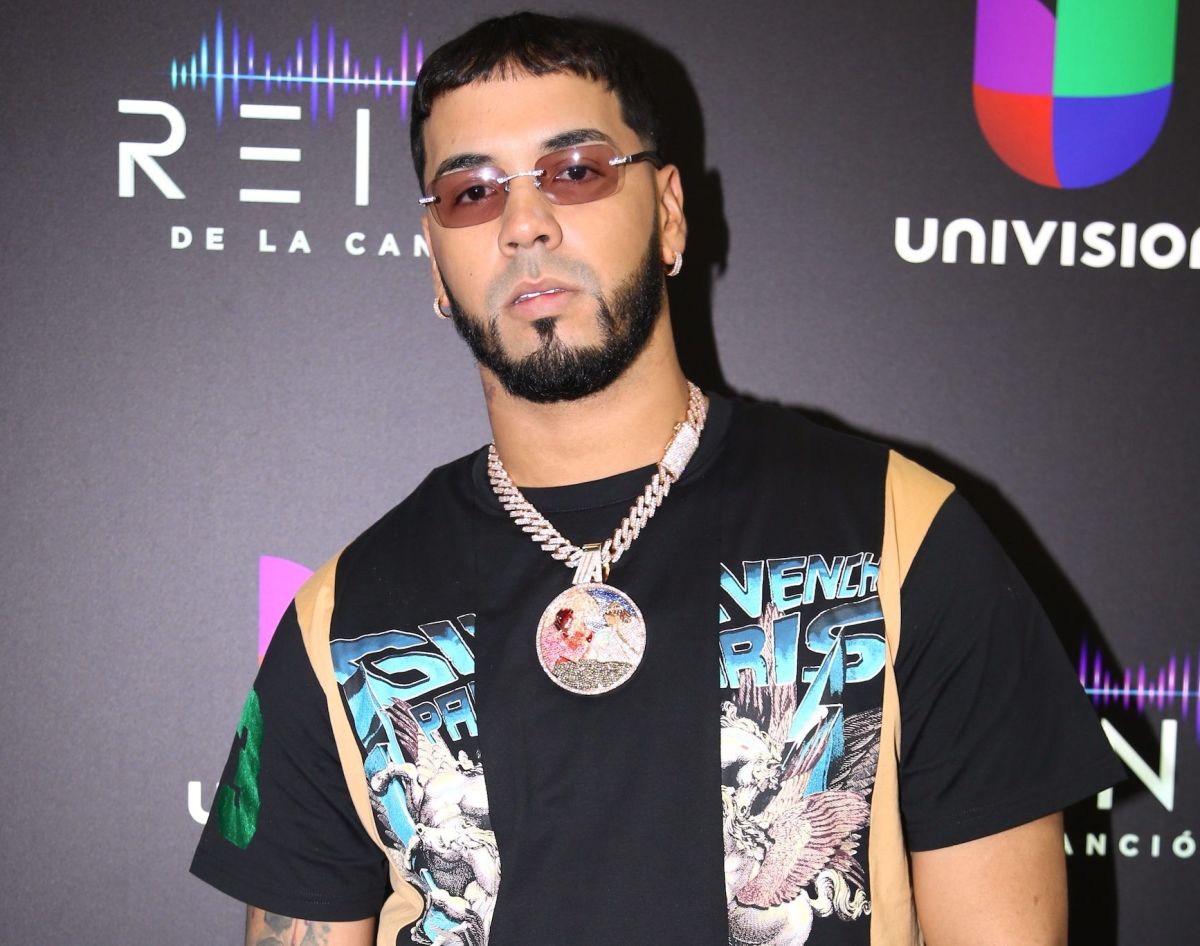 anuel-shouts-his-love-for-yailin-and-surprises-her-with-roses-and-stuffed-animals-while-she-is-in-the-hospital