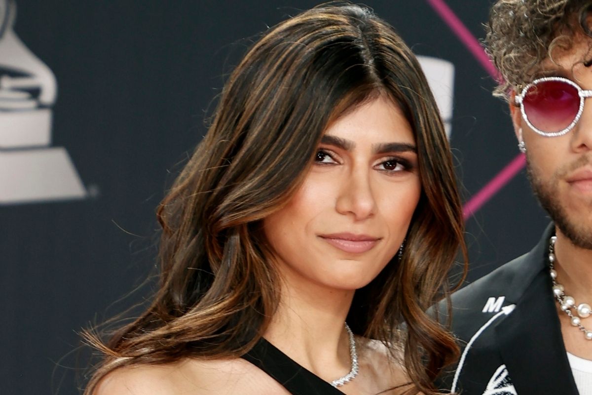 mia-khalifa-reappears-on-instagram-after-rumors-of-her-death-and-poses-with-a-top-that-barely-covers-her-bust