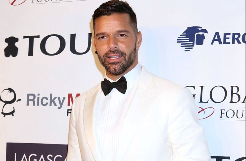 Ricky Martin dazzles with a new photograph in a tub