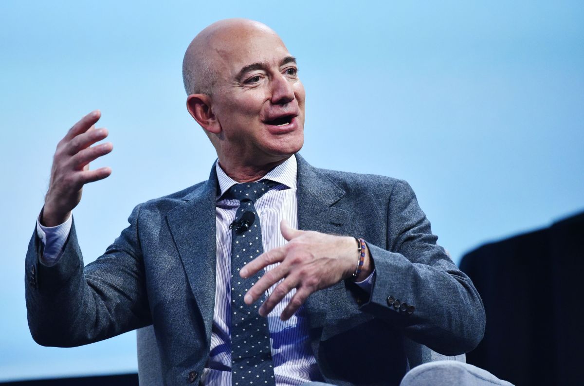 They compare Jeff Bezos with the rapper Pitbull after uploading some photos of his New Year's celebration