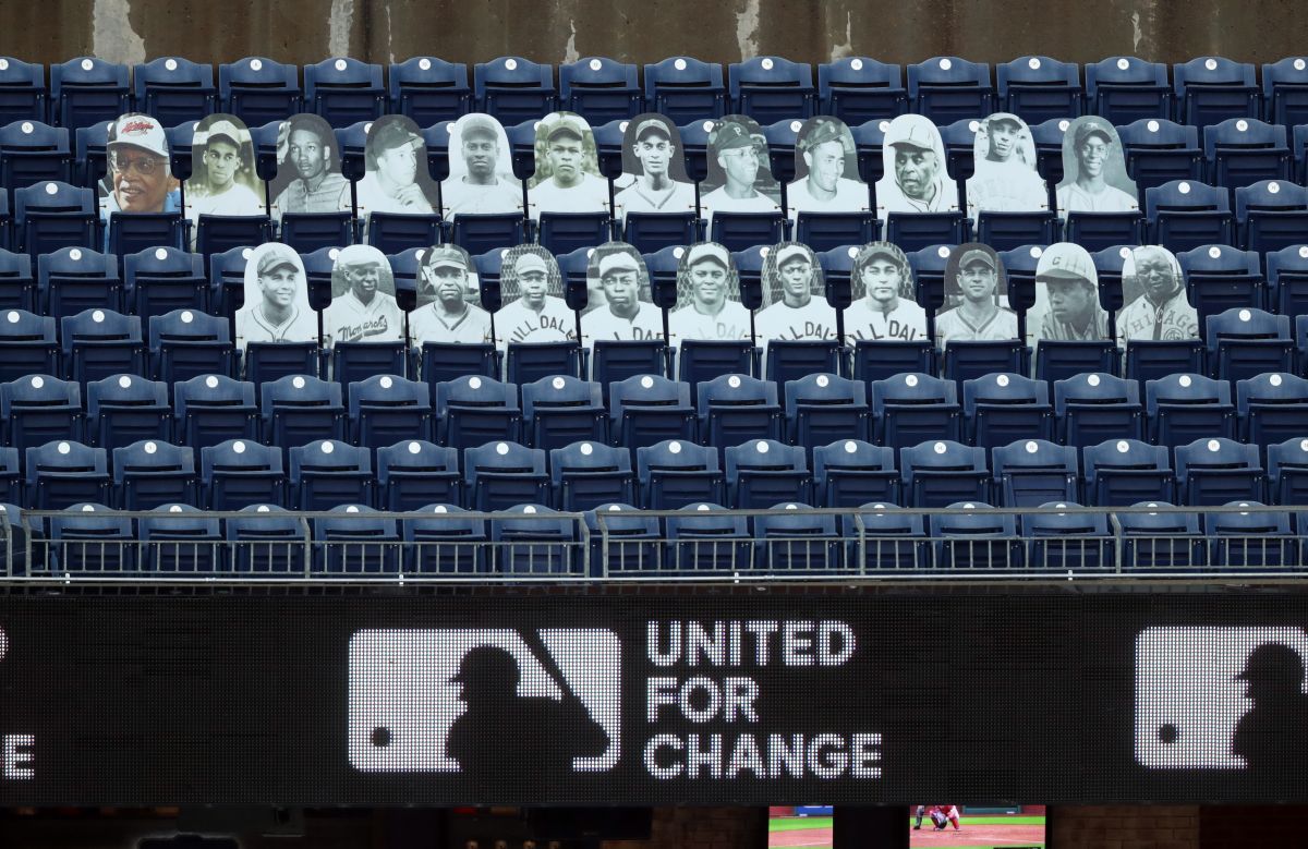 they-present-the-first-field-of-legends-for-bobblehead-dolls-of-the-negro-leagues