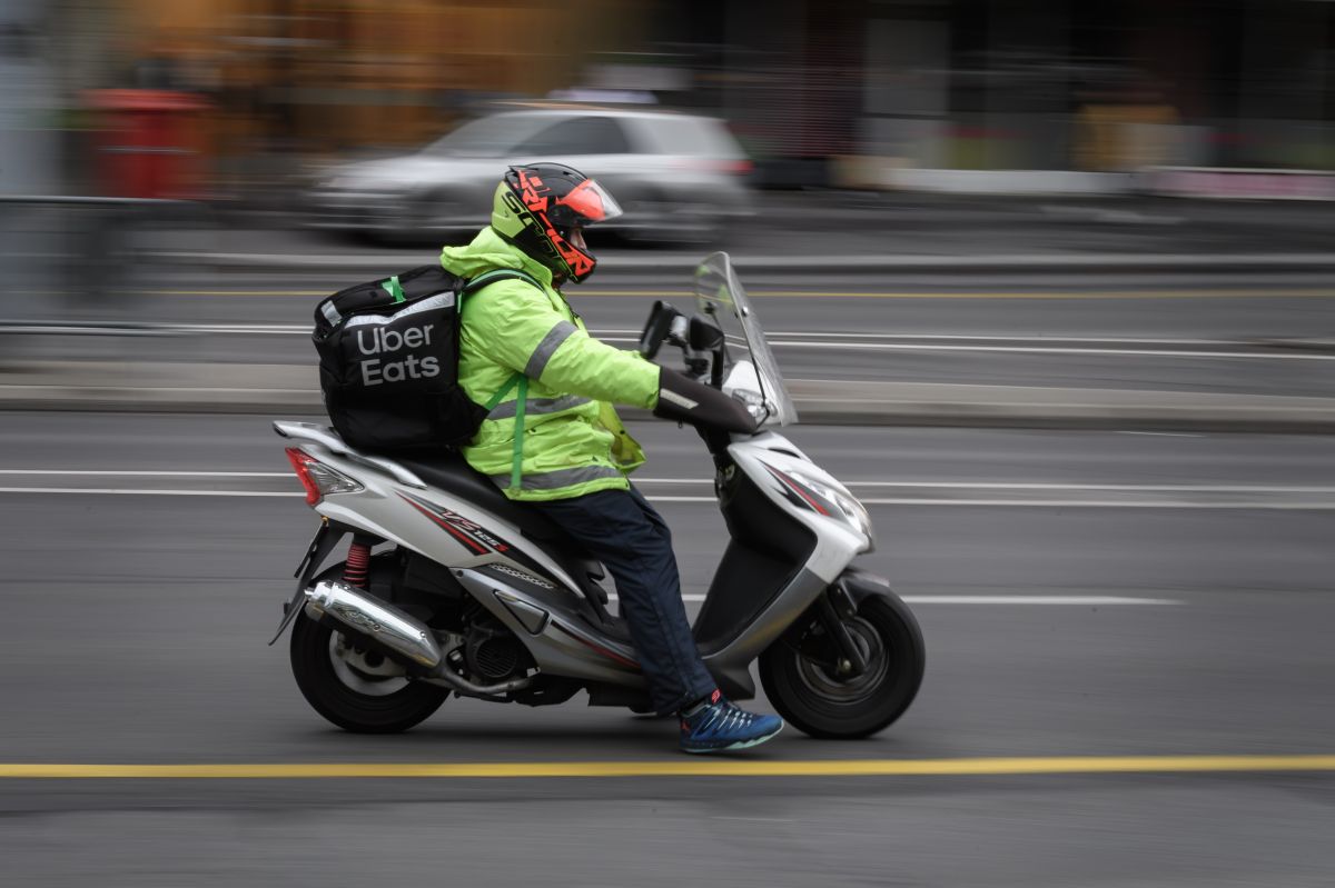 ring-camera-in-housing-captures-uber-eats-“delivery”-employee-scratching-his-genitals-while-delivering