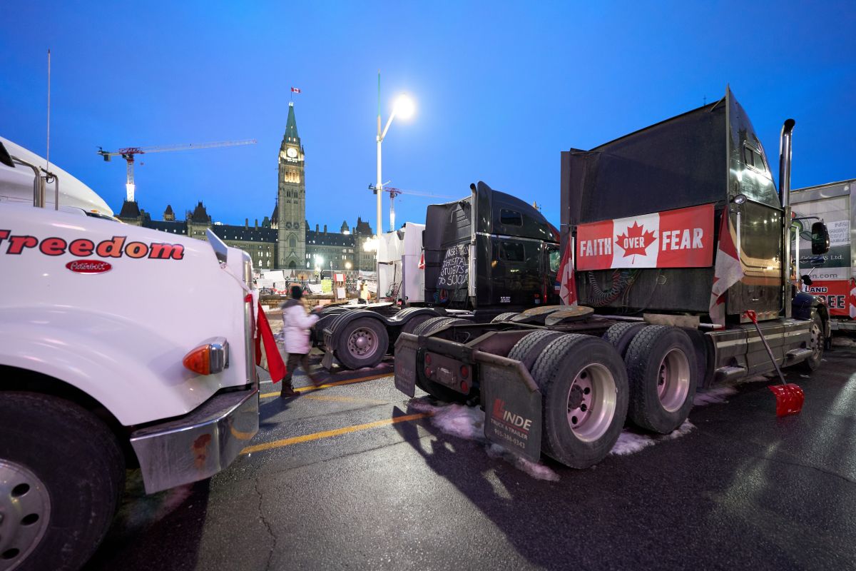 canada:-covid-19-anti-vaccine-protesters-block-us-border-crossing