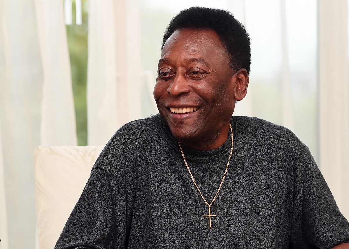 pele-denied-rumors-about-his-health-with-a-photo-in-the-best-boxing-style