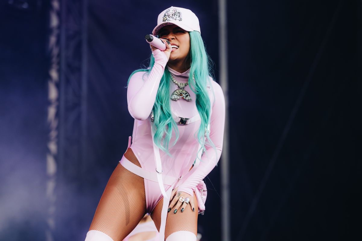 karol-g-and-becky-g-sing-strong-“hints”-for-anuel-and-turn-the-song-into-a-female-anthem