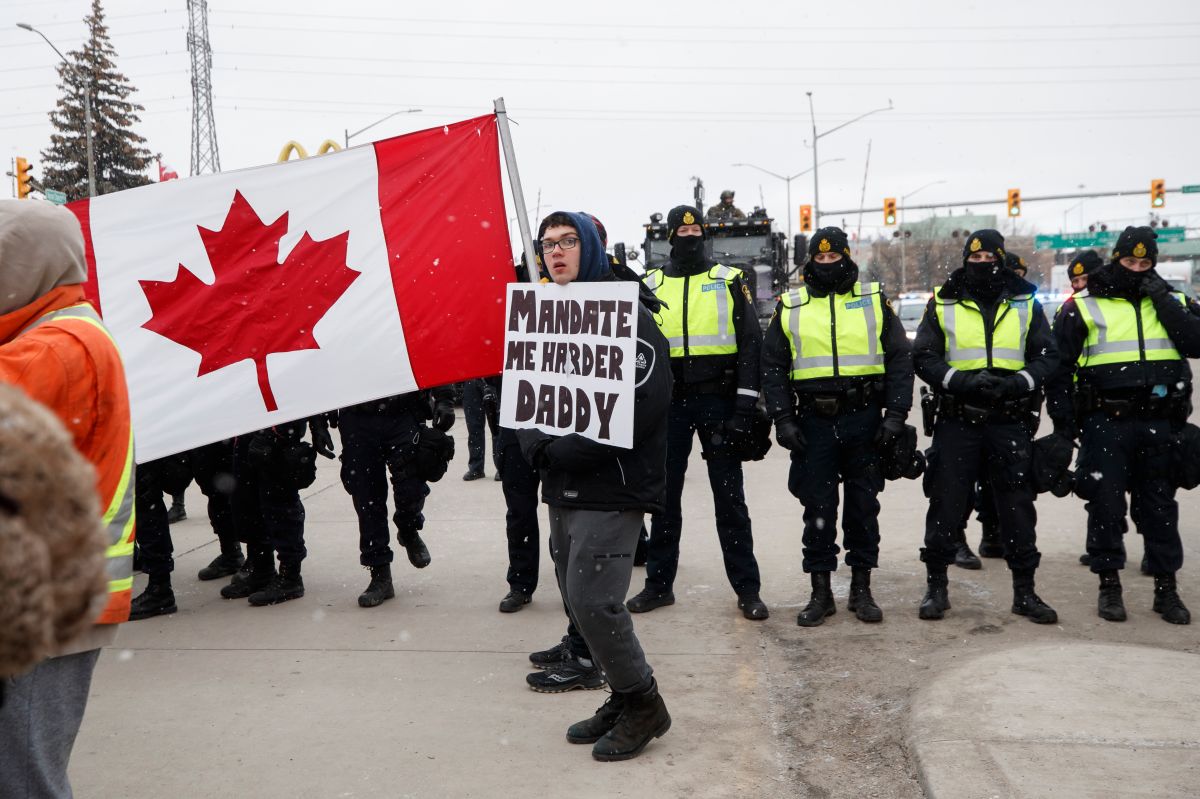 canadian-police-try-to-clear-anti-vaccine-protesters-blocking-the-ambassador-bridge