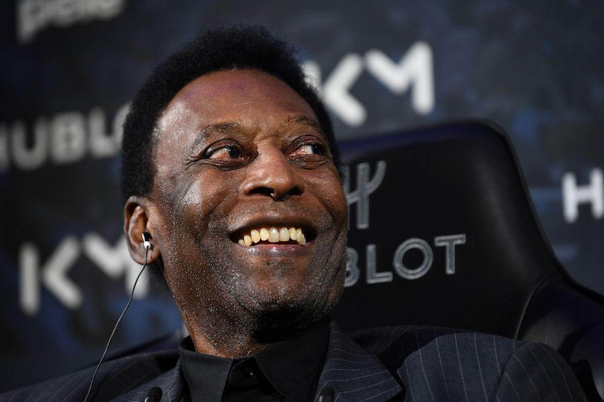 letter-from-pele-in-his-debut-year-became-the-first-to-be-sold-for-more-than-a-million-dollars-[photo]