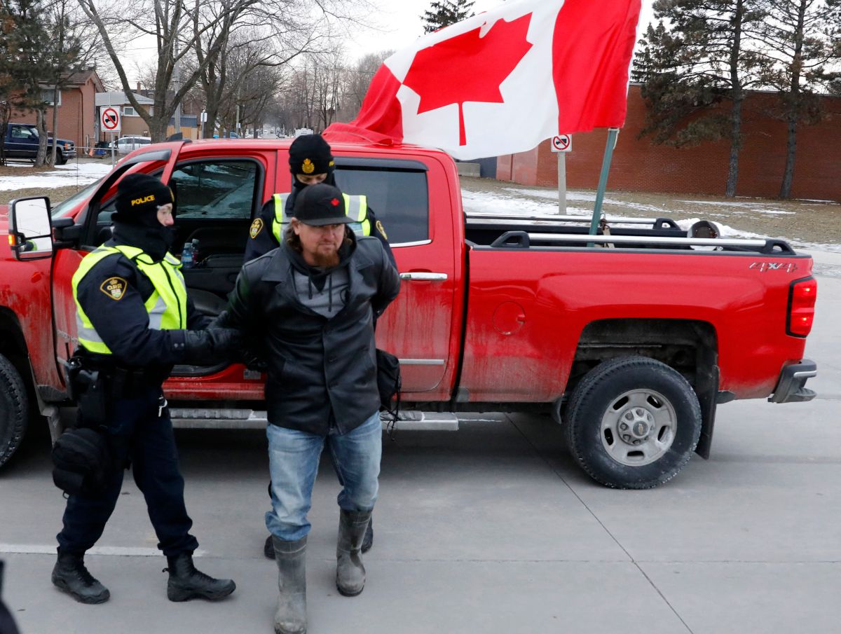 arrests-begin-for-anti-vaccine-protesters-blocking-canada-us.-bridge