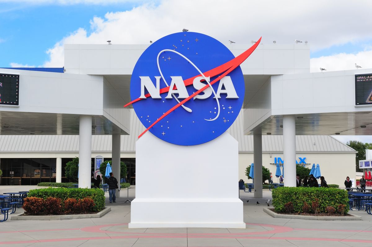 young-mexican-sells-caps-online-to-be-able-to-pay-for-a-course-at-nasa