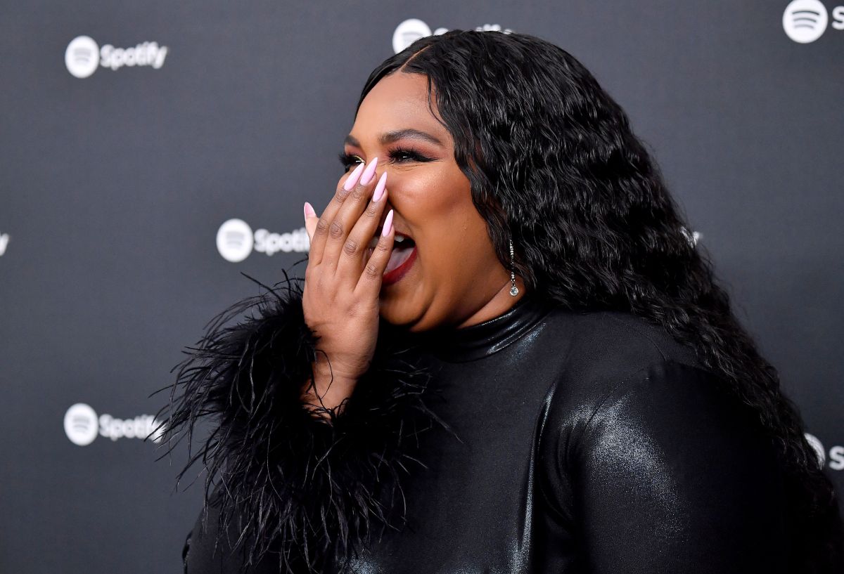 lizzo-wants-to-show-her-new-piercing-in-the-intimate-area-posing-for-playboy-magazine