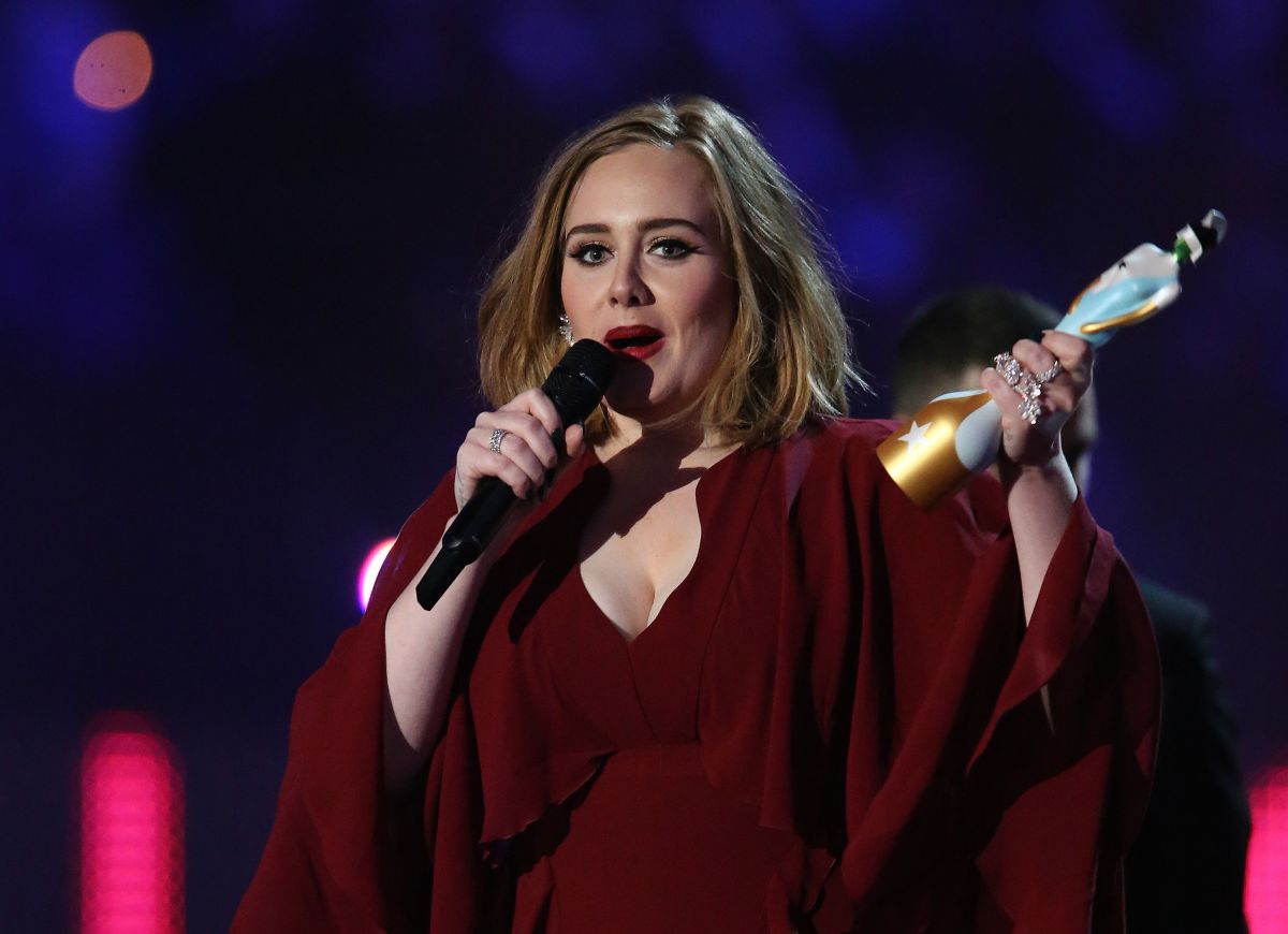 adele-showed-an-engagement-ring-and-assured-that-she-wants-to-have-a-baby-next-year