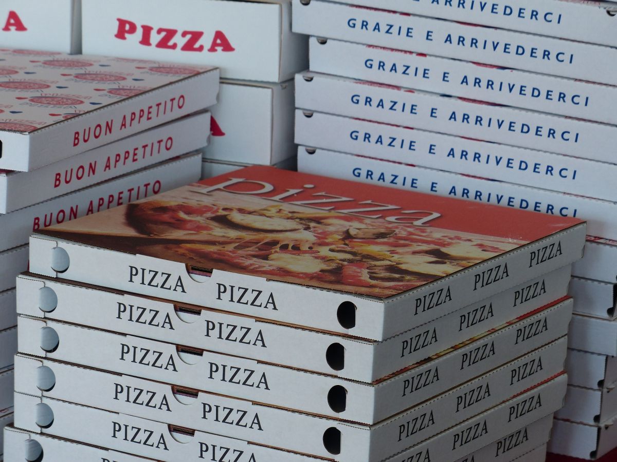 pizzeria-owner-in-new-york-celebrates-one-year-of-defeating-covid-19-and-donates-400-pizzas-to-hospital-staff