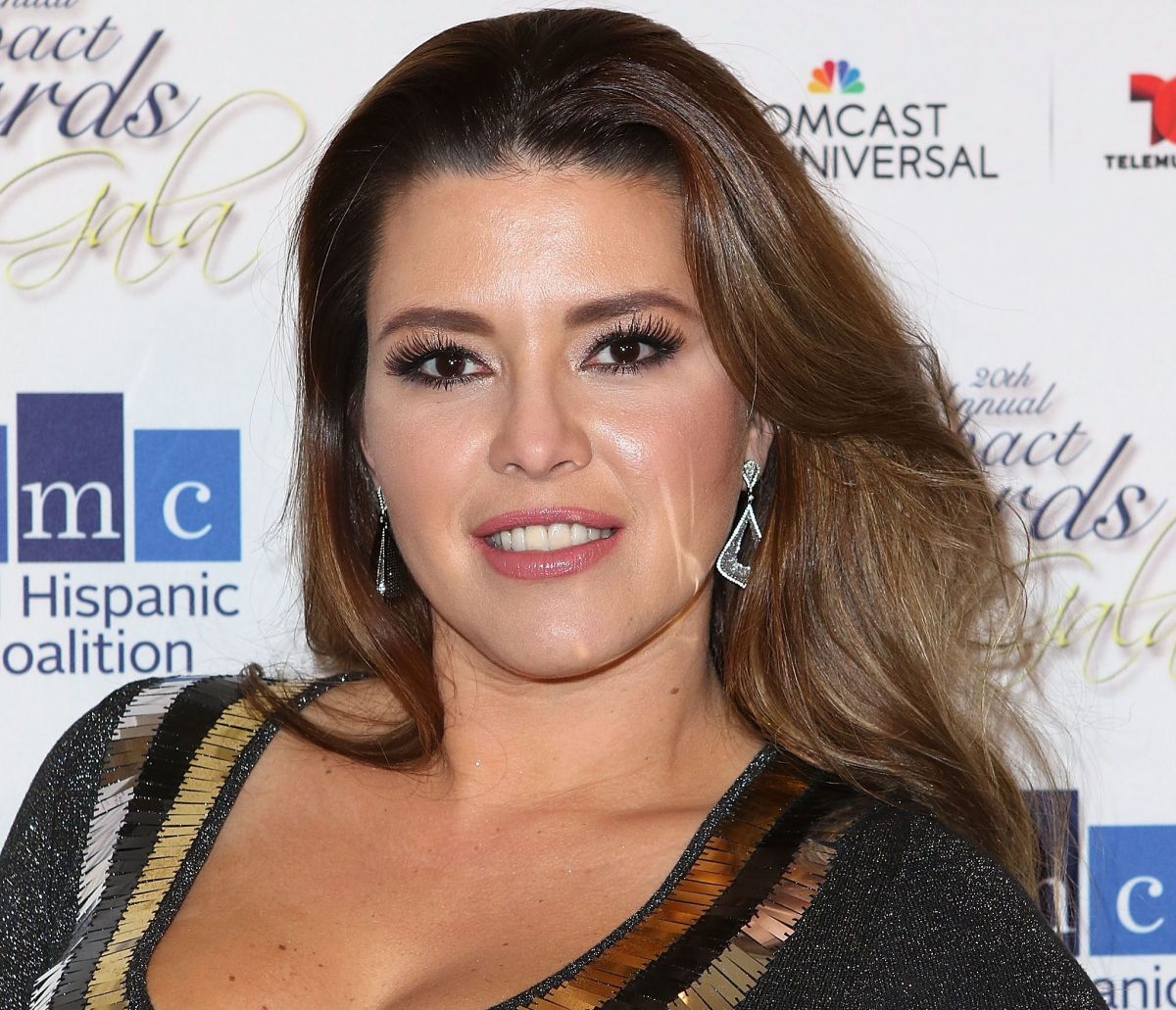 alicia-machado-puts-on-a-sexy-dress-and-fishnet-stockings-and-jorge-aravena-tells-her:-“that's-a-miss-universe”