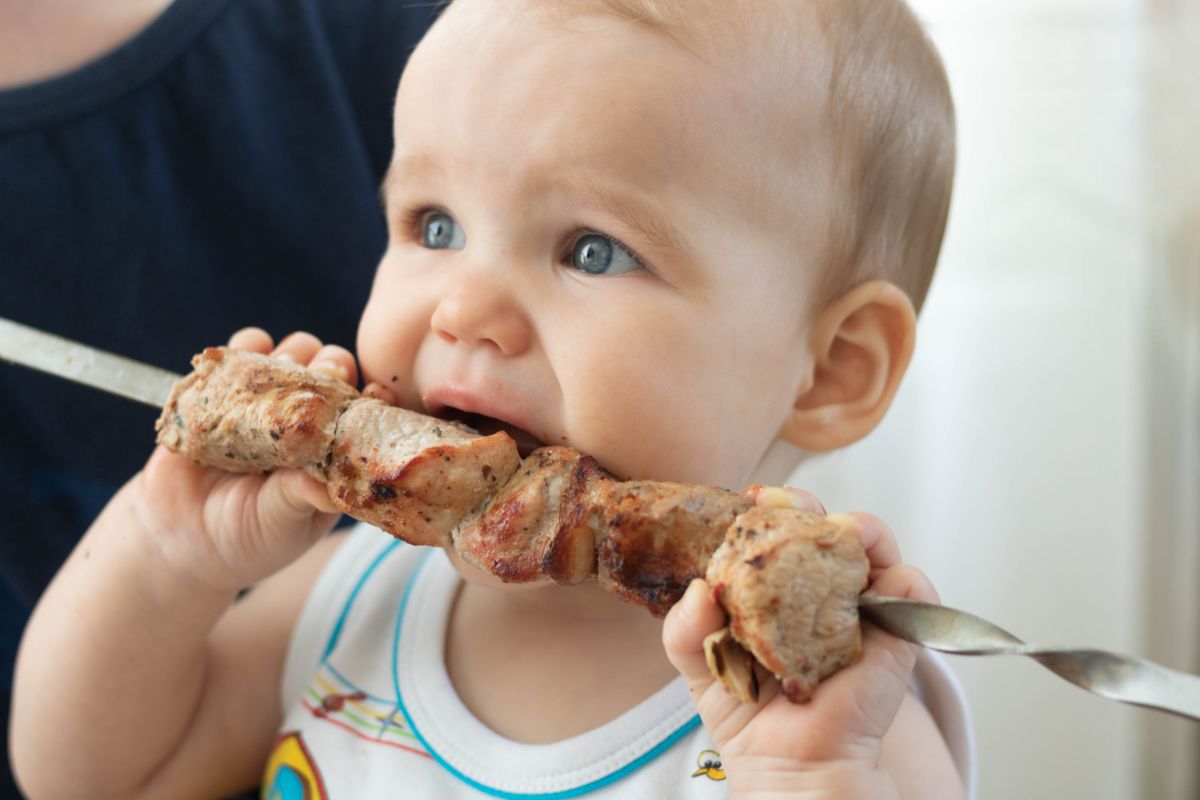 they-severely-criticize-on-tiktok-a-mother-who-fed-her-6-month-old-baby-a-piece-of-semi-cooked-meat