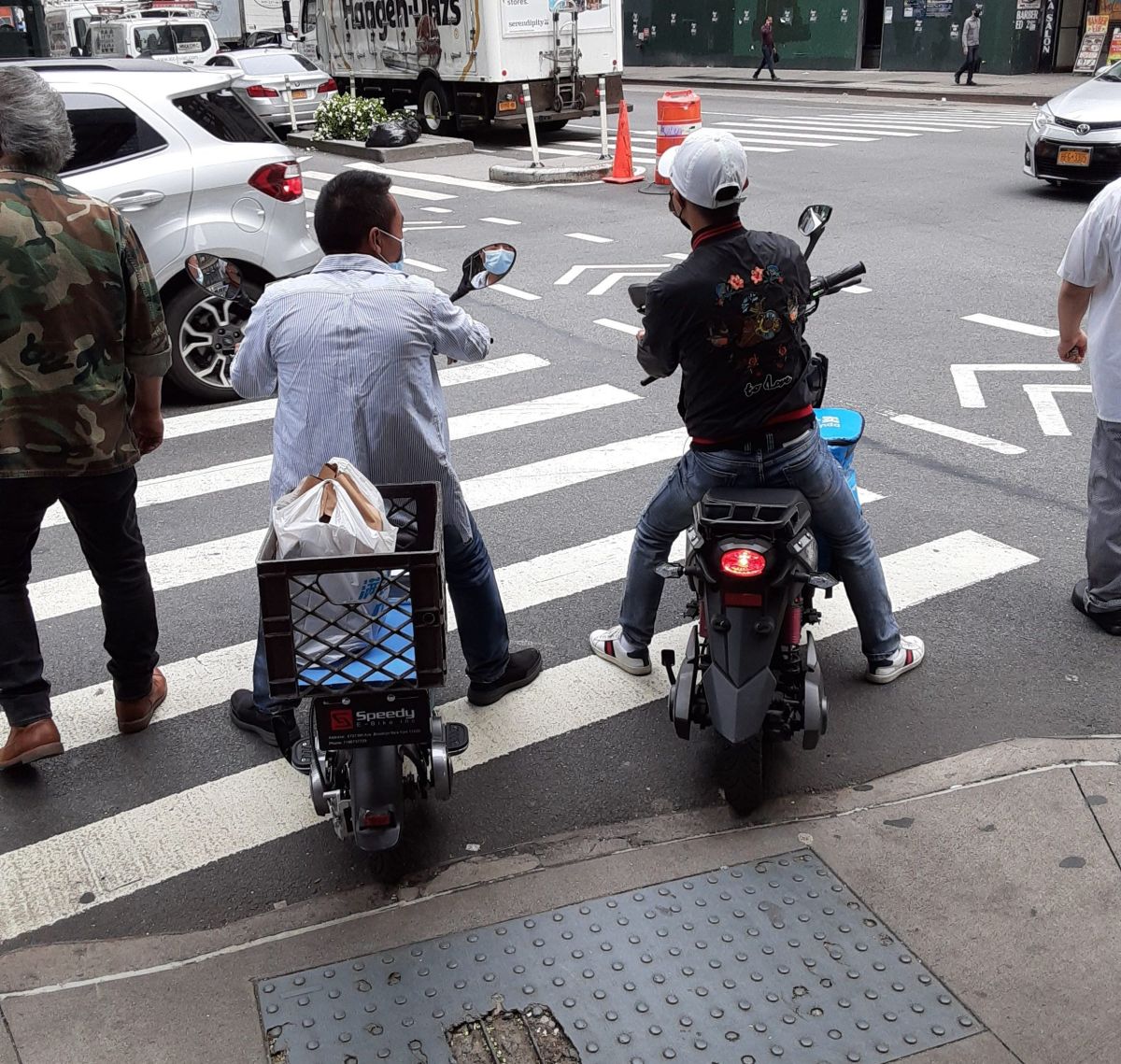 they-seek-to-ban-“fast”-deliveries-on-bicycles-in-new-york-to-protect-the-road-safety-of-pedestrians-and-workers