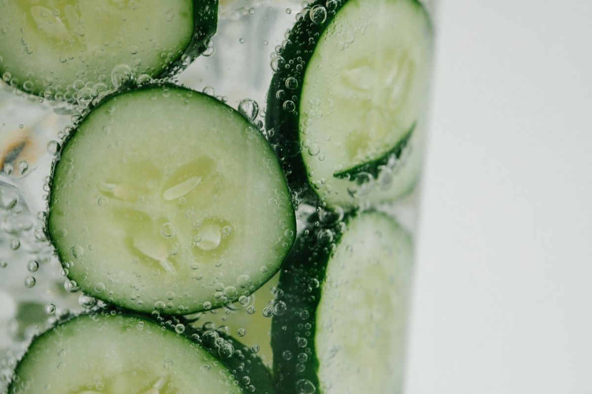 hydration-and-nutrients:-5-benefits-of-cucumber-water-and-how-to-prepare-it