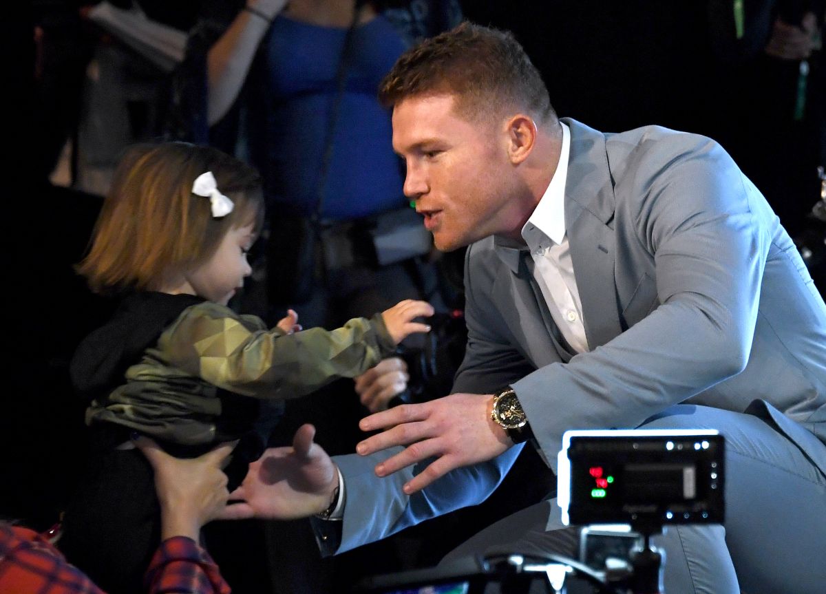 canelo-alvarez-to-the-music-industry?-the-boxer-showed-his-skills-in-karaoke-with-angela-aguilar-and-christian-nodal-with-his-little-daughter-[video]