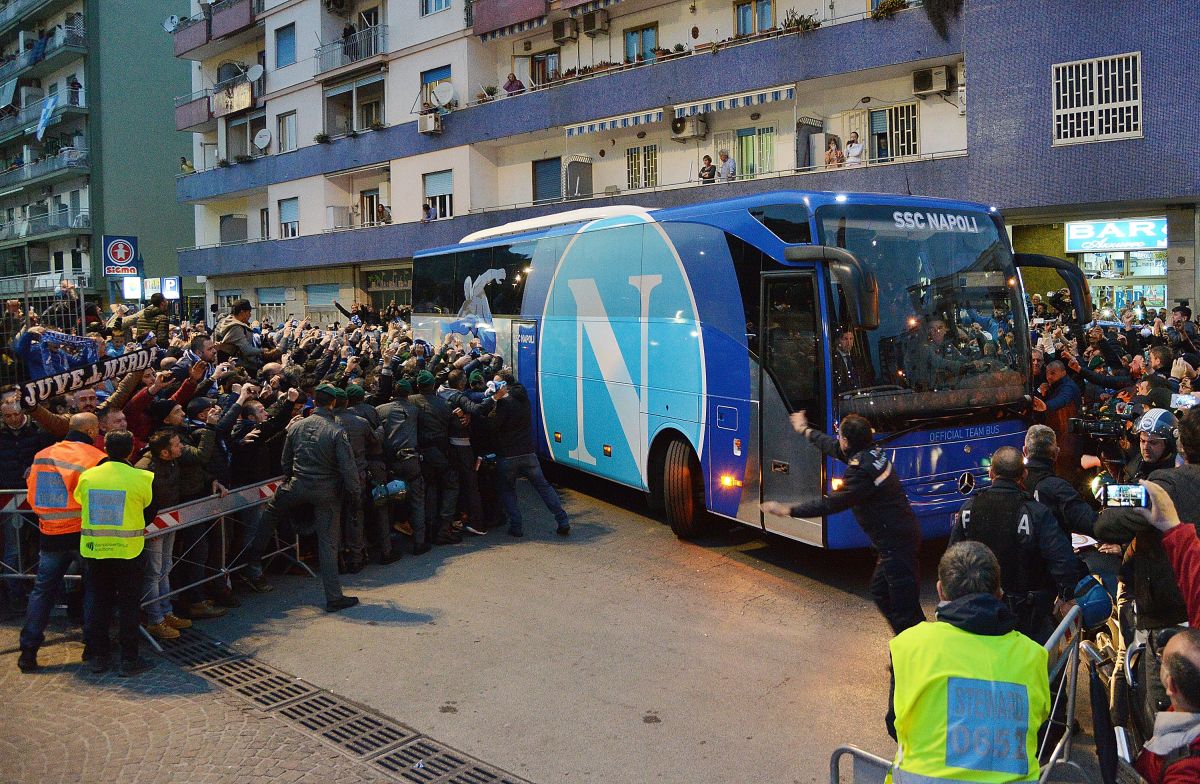 they-do-not-forget-diego:-napoli-will-use-a-new-bus-that-pays-tribute-to-maradona