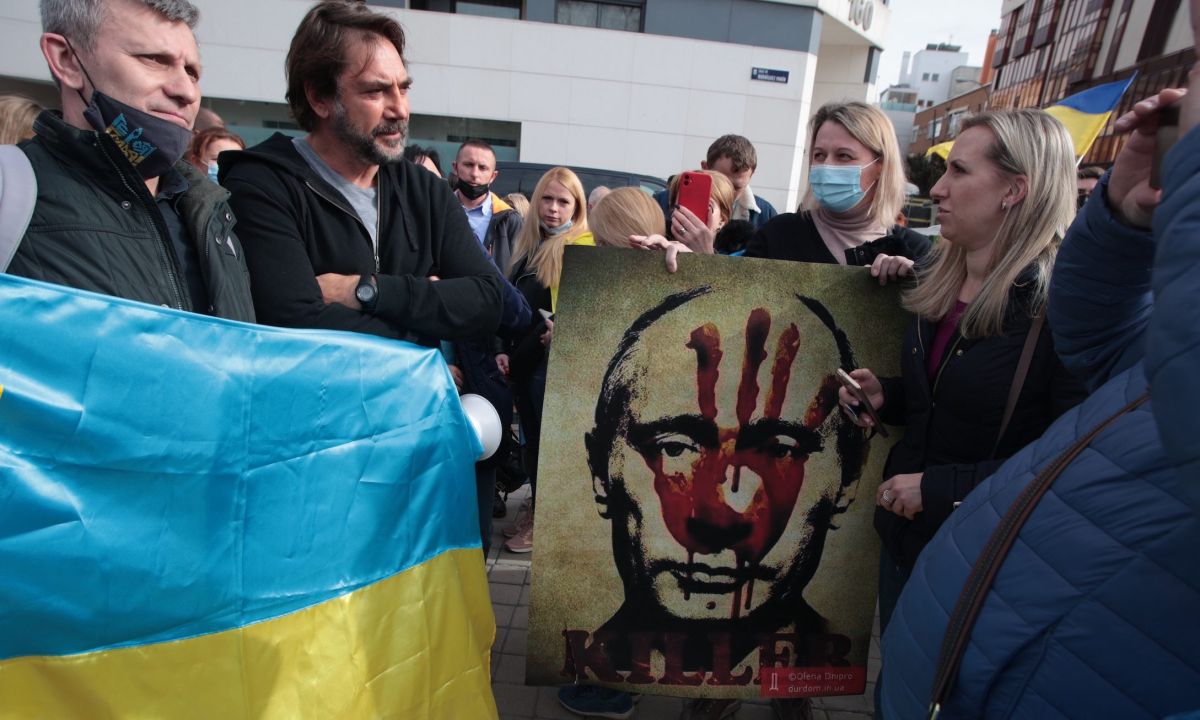 javier-bardem-protests-against-putin's-“absurd-and-cruel”-attack-on-ukraine