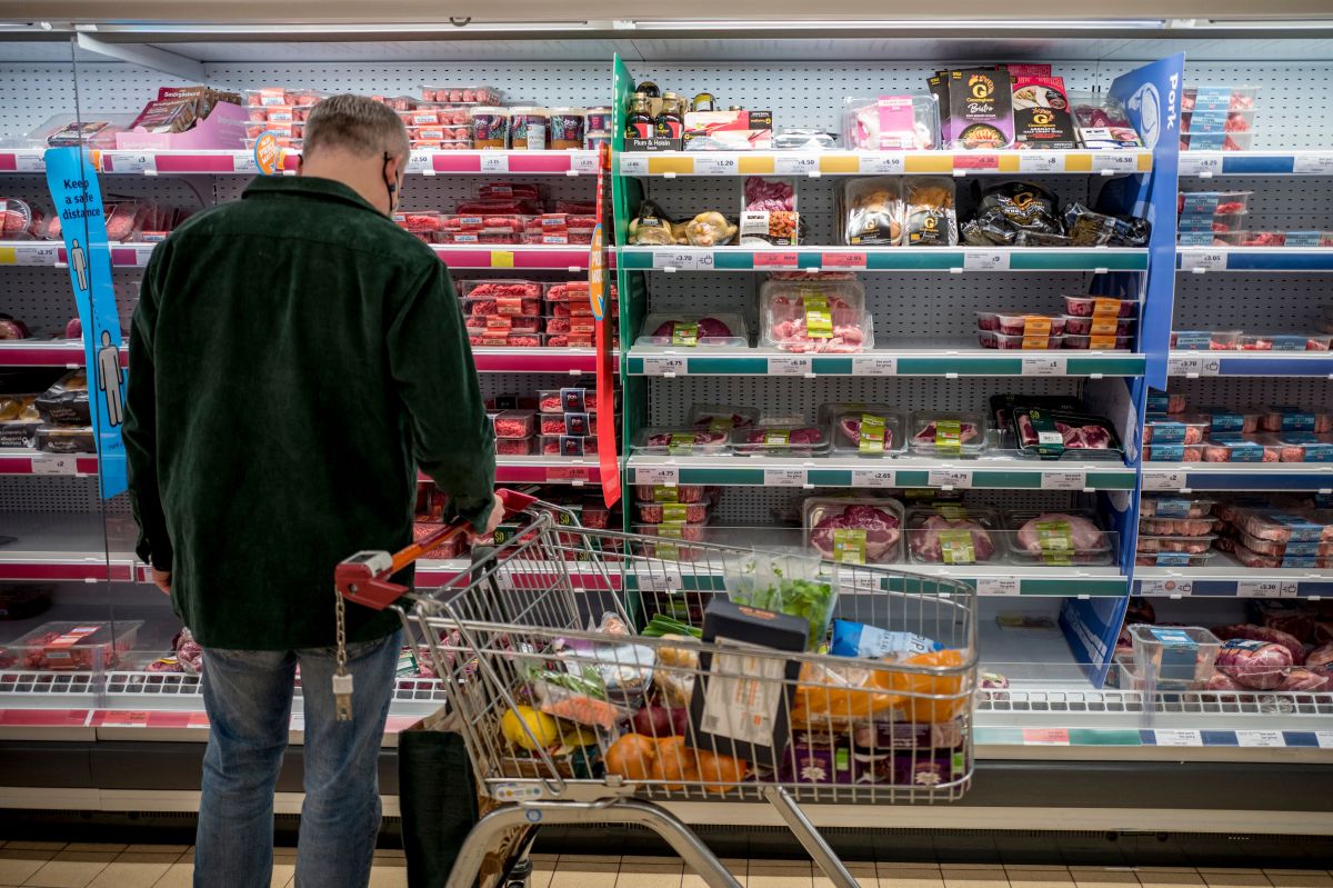 british-lawyer-injected-his-blood-into-food-in-three-supermarkets;-security-camera-caught-the-disgusting-move