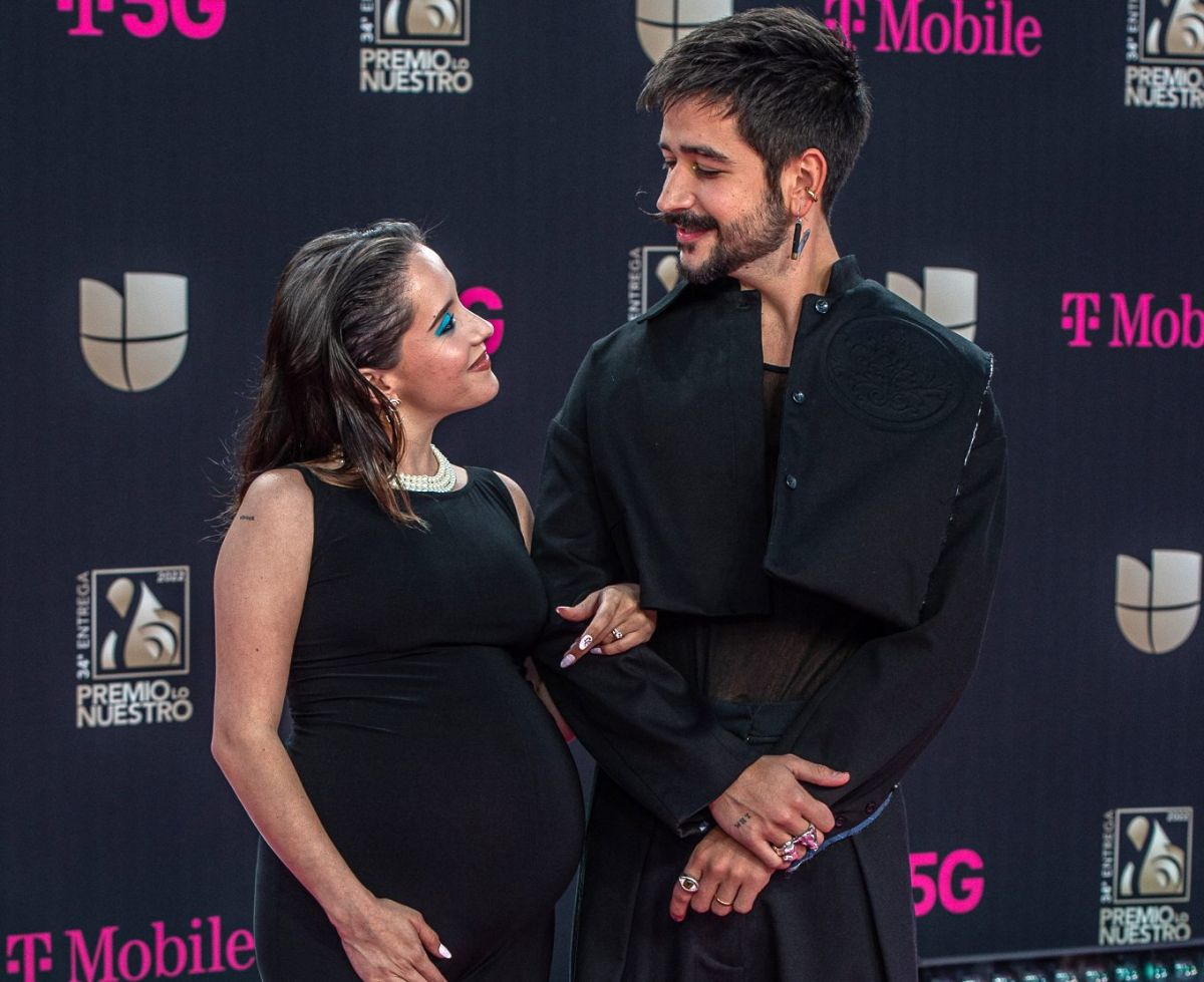 evaluna-montaner-showed-off-her-pregnancy-in-a-black-outfit-during-the-premio-lo-nuestro