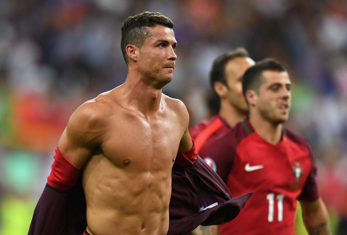 cristiano-ronaldo-warms-up-the-networks-with-his-last-visit-to-the-sauna:-he-appears-sweaty-and-half-naked-[video]