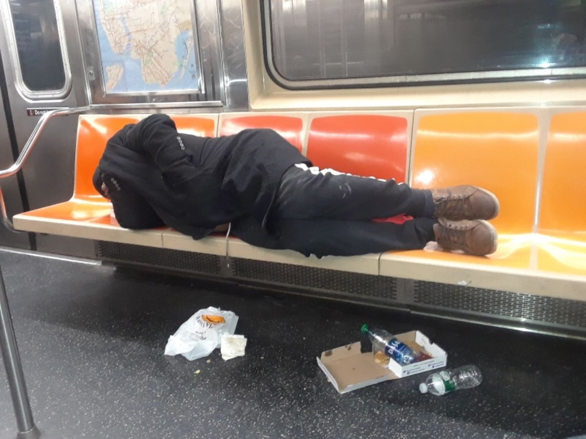 terrible-discovery:-dead-young-woman-and-passed-out-man-in-the-same-car-of-the-new-york-subway