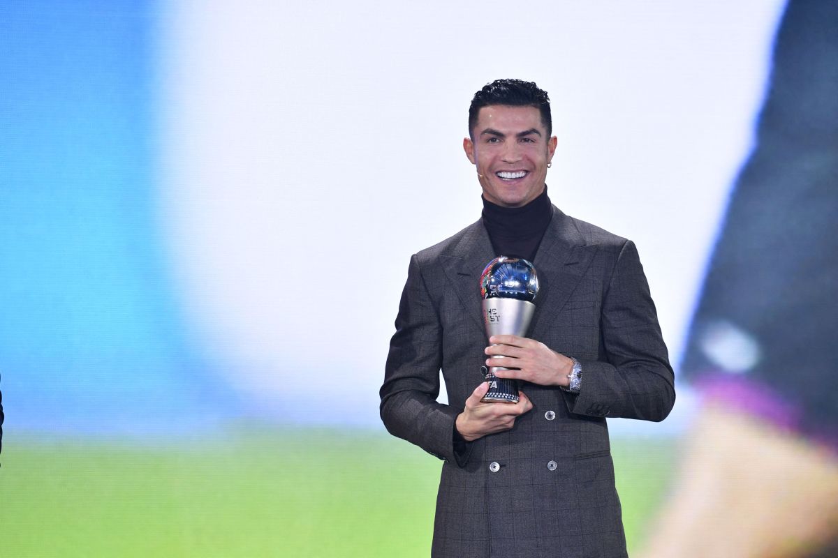 christian-dior-became-sexy-thanks-to-cristiano-ronaldo's-small-chest-with-his-gray-sweater:-it-costs-more-than-two-thousand-dollars