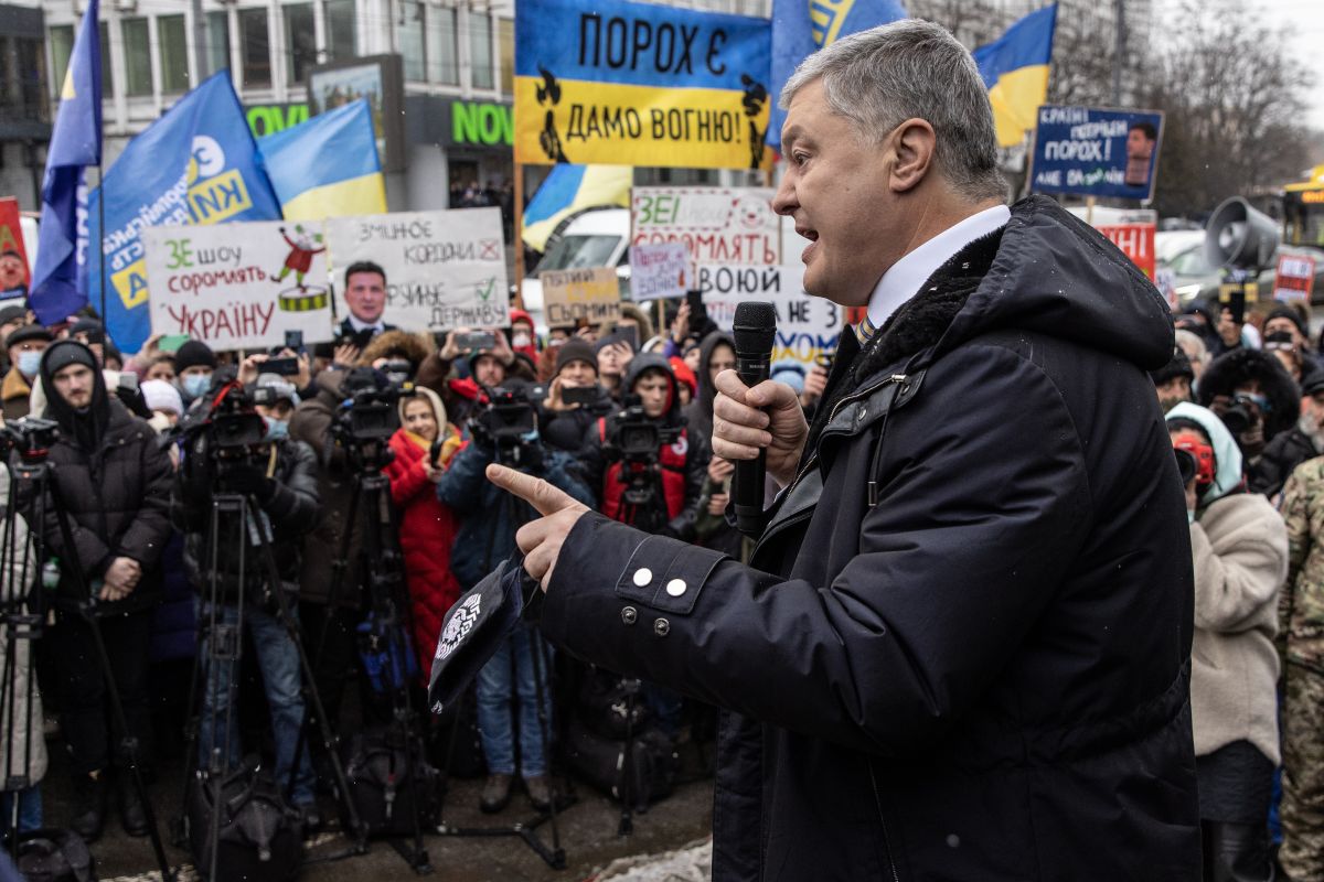 former-ukrainian-president-accused-of-links-to-russian-separatists-appears-on-kiev-street-with-ak-47-to-confront-vladimir-putin's-troops