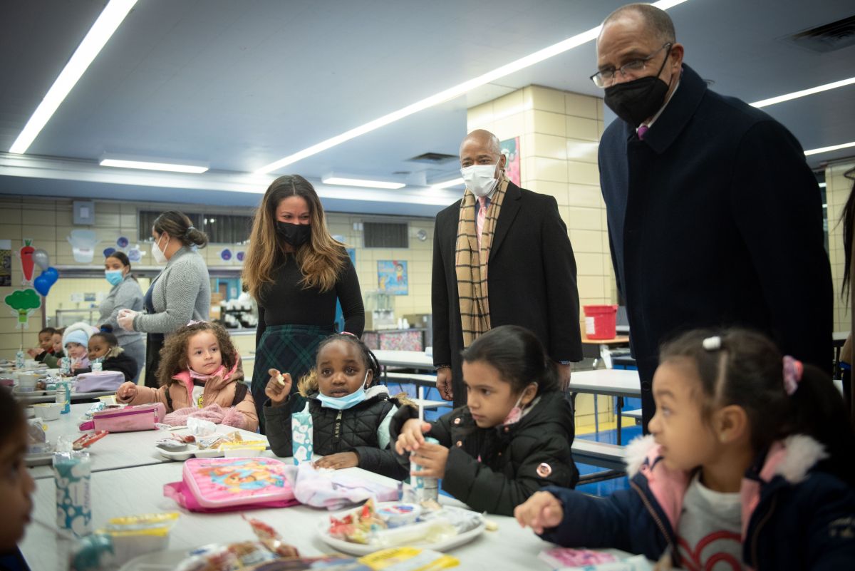 eliminate-mandate-to-wear-masks-in-outdoor-spaces-in-new-york-schools