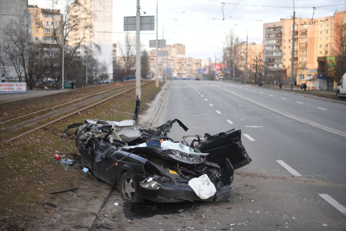 russia-ukraine-conflict:-the-dramatic-moment-when-a-russian-tank-crushes-a-car-with-a-person-inside