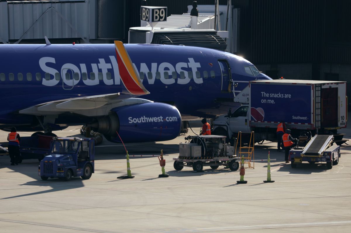 southwest-airlines-passenger-who-asked-flight-attendants-if-they-wanted-to-see-his-penis-and-urinated-in-the-plane-aisle-faces-up-to-20-years-in-prison