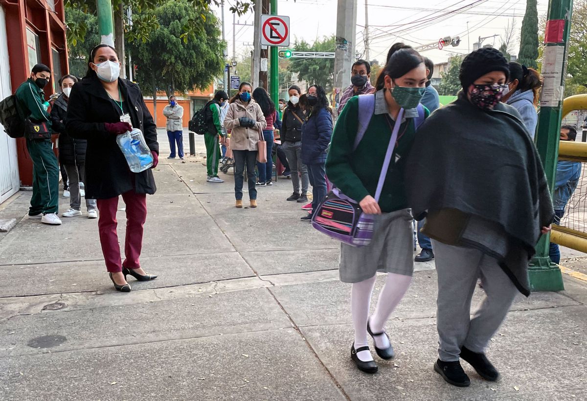 “if-they-rape-you,-it's-your-fault”:-high-school-in-mexico-makes-students-sign-a-letter-of-responsibility-for-the-length-of-their-skirt