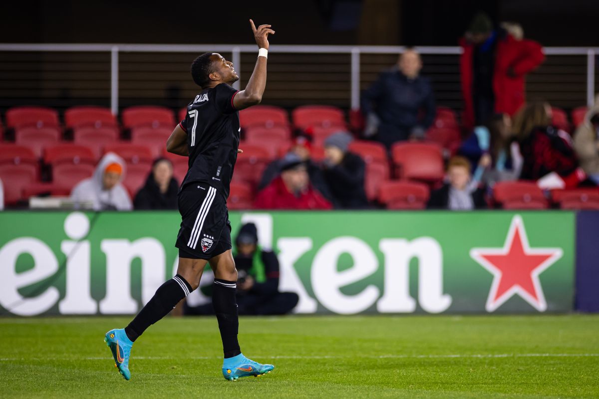 mls:-ecuadorian-michael-estrada-leads-dc-united's-double-against-charlotte