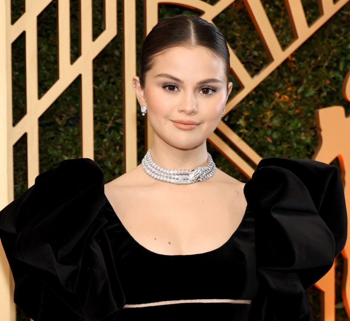 selena-gomez-suffers-an-embarrassing-fall-on-the-red-carpet-of-the-sag-awards-2022