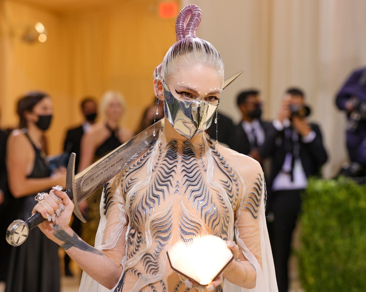 grimes-wants-to-cover-her-entire-body-with-white-ink-tattoos