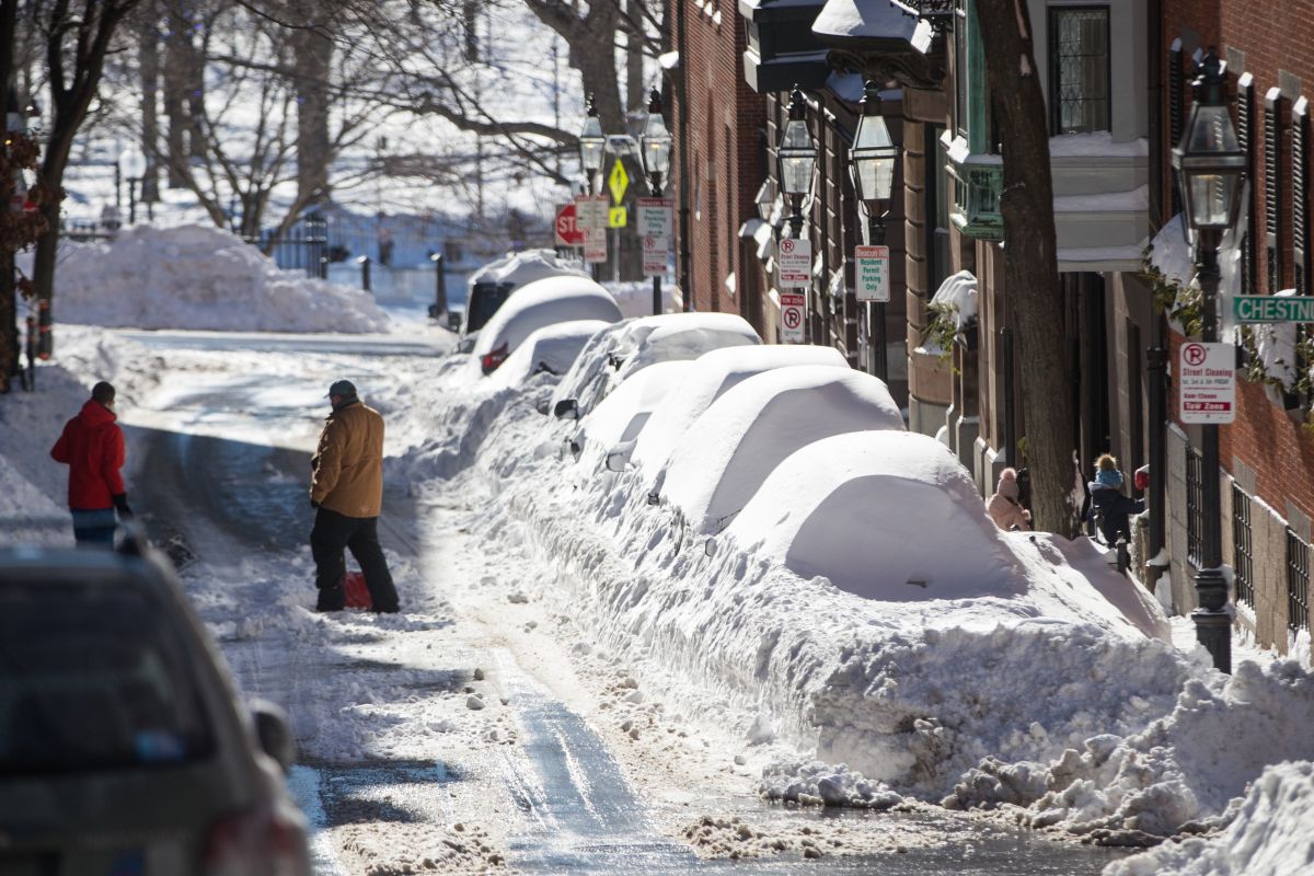 she-goes-with-her-boyfriend-to-spend-the-snow-storm-in-boston,-but-she-forgets-to-close-the-bedroom-window;-the-rest-in-a-mess