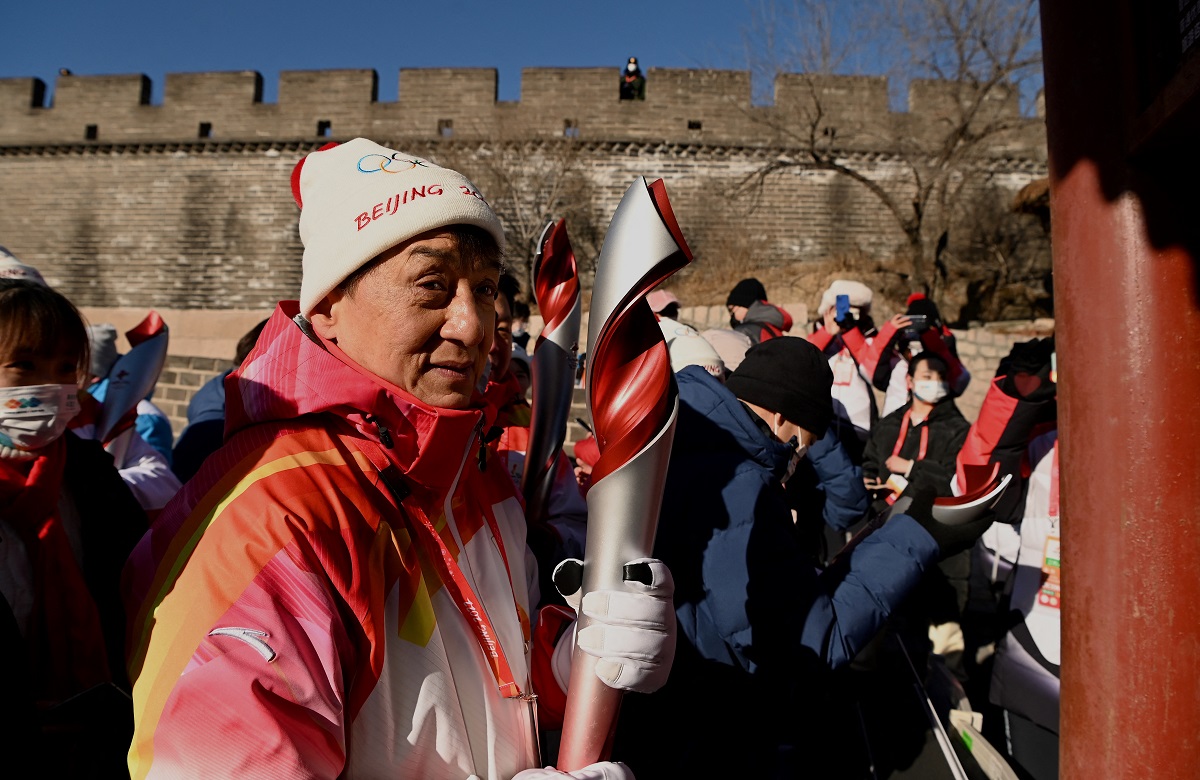 jackie-chan-arrived-at-the-great-wall-with-the-torch-of-the-jjoo.-beijing-2022