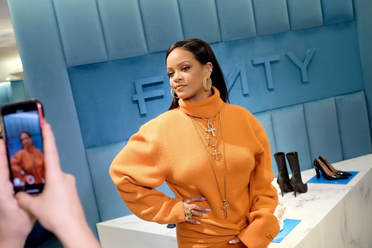 rihanna-causes-a-sensation-by-showing-off-her-pregnant-belly-on-instagram