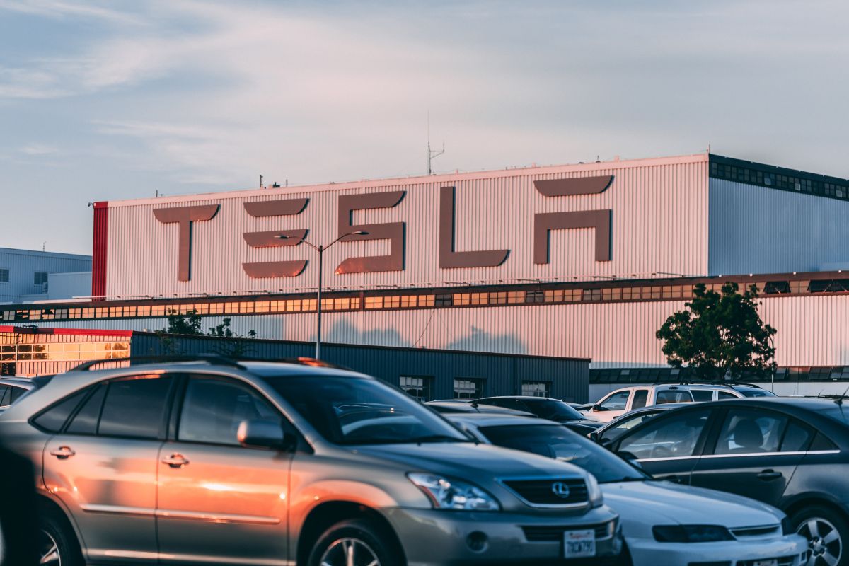 african-american-lesbian-woman-sues-tesla-for-workplace-harassment-and-not-acting-in-the-face-of-aggression-from-a-colleague